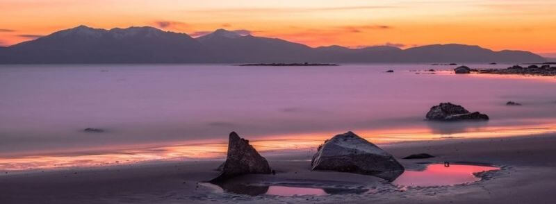 Atardecer en la playa de la Isla de Arran en Escocia