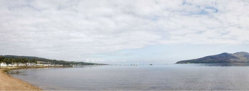 Vistas de Holy Island desde el pueblo de Lamlash en la Isla de Arran en Escocia