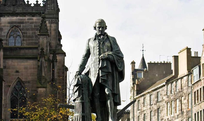 Adam Smith en la Royal Mile de Edimburgo