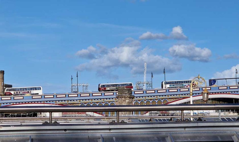 Autobuses cruzando North Bridge