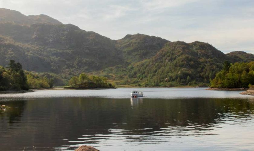Barco navegando en el Lago Lomond