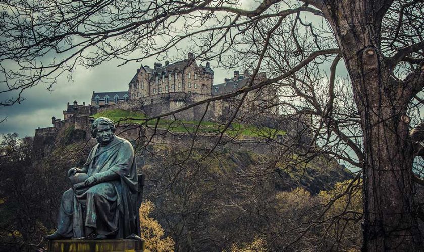 Castello-di-Edimburgo-dai-Princes-Street-Gardens