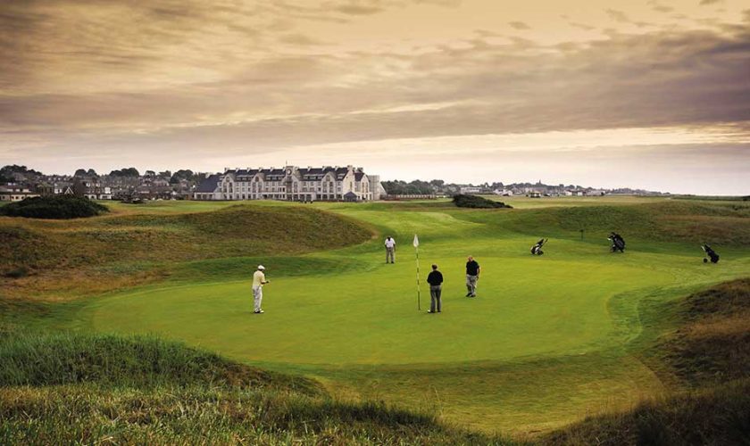 Jugando al golf en St Andrews