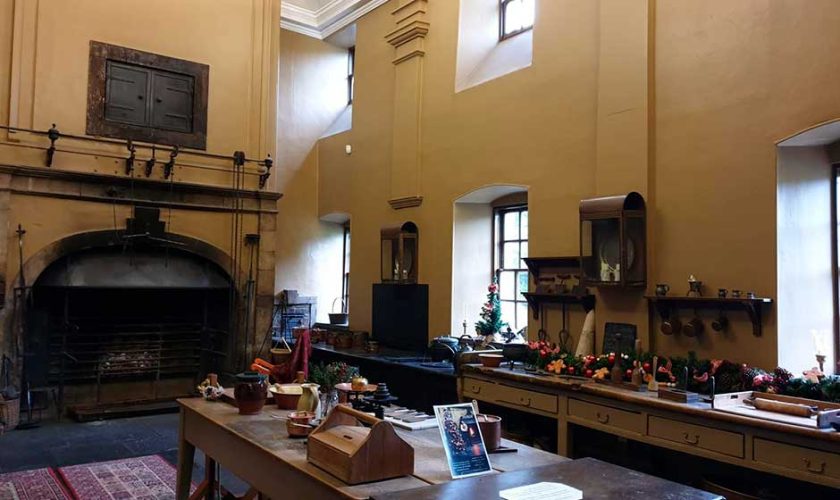 Interior de una de las salas durante el tour Outlander