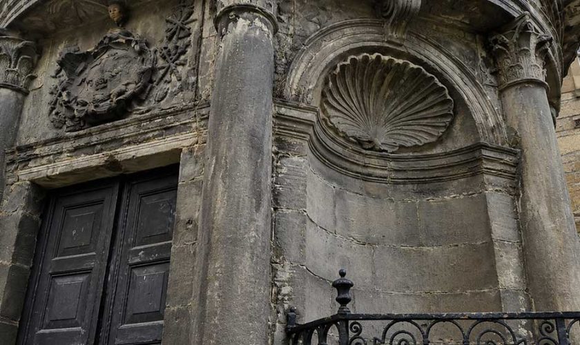 Mausoleo en el cementerio en el free tour de los fantasmas de Edimburgo