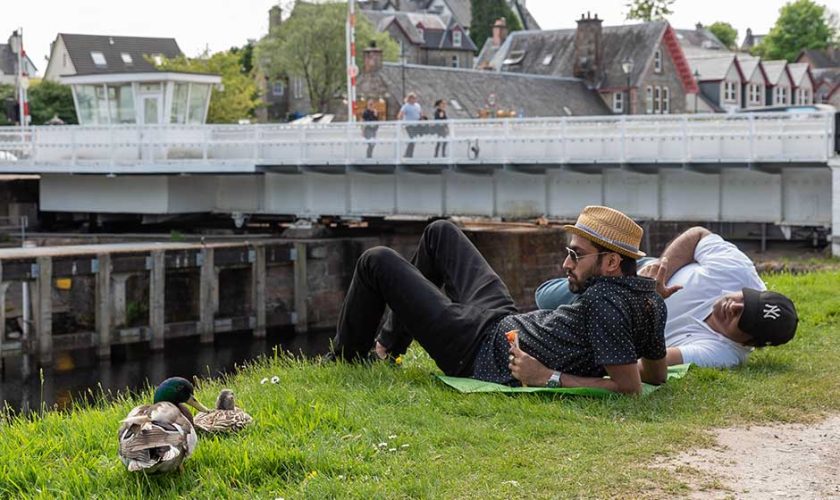 descansando al lado de los canales de Fort Augustus durante el tour