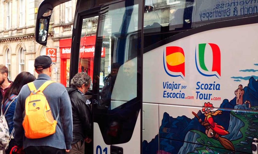 Subiendo al autobús durante una de las paradas del tour