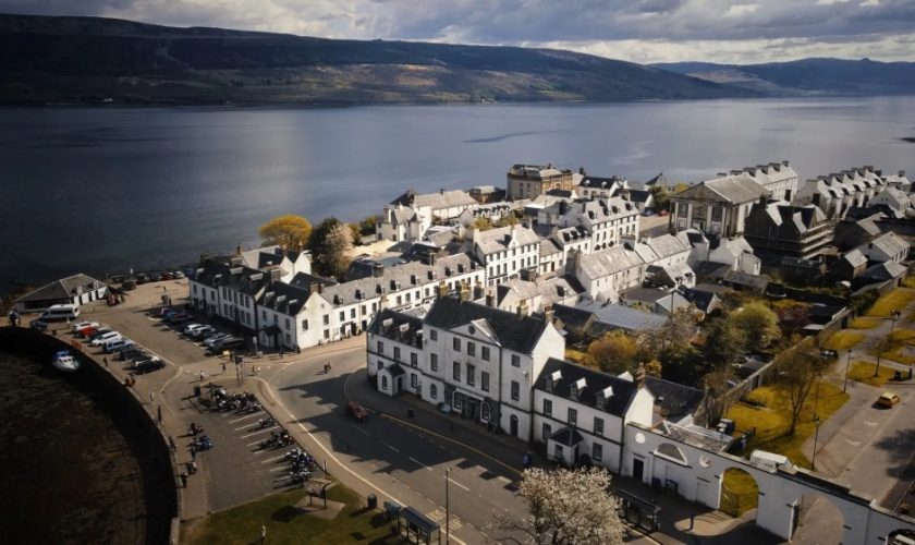 Vista aerea de la villa de Inveraray desde las colinas del Oeste de las Tierras Altas