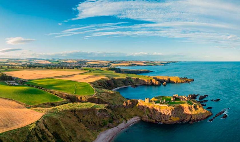 Vista aérea del Castillo de Dunnottar y sus acantilados