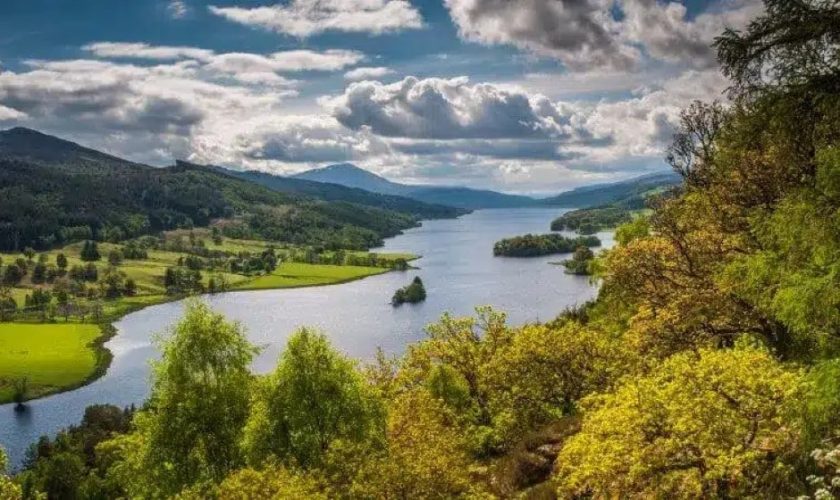Vistas desde el Mirador de la Reina al Lago Tummel próximo a Pitlochry, Escocia