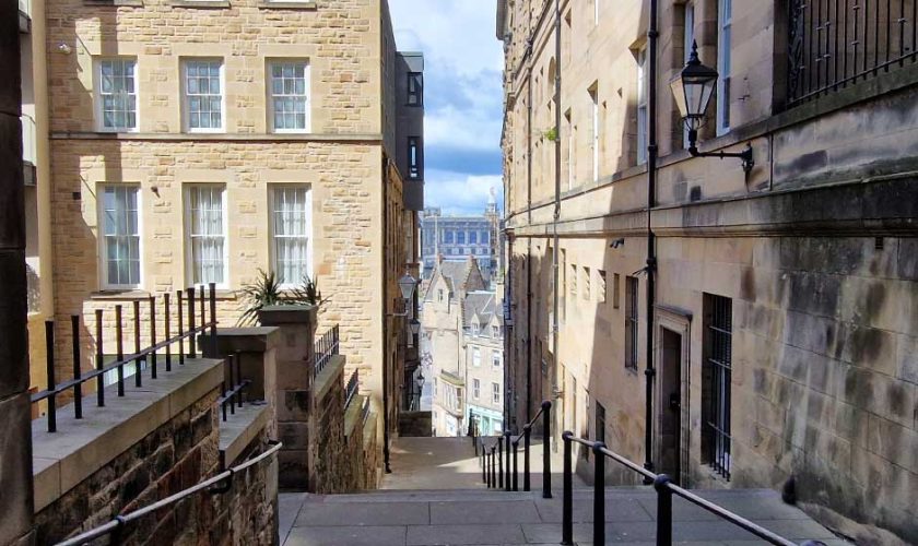 Callejones de la Royal Mile de Edimburgo durante el tour