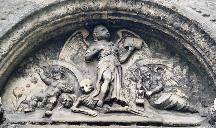 Detalle de tumba del cementerio que se ve durante el tour