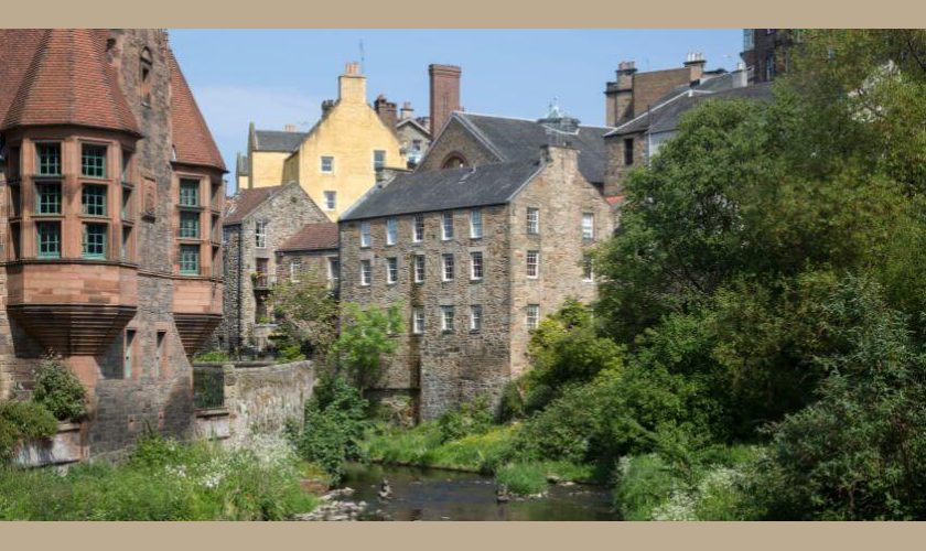 Paisaje en Dean Village con el río Leith atravesando el pueblo