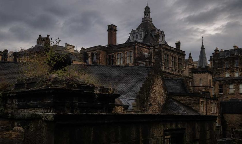 Vista desde el cementerio a la Old Town de Edimburgo